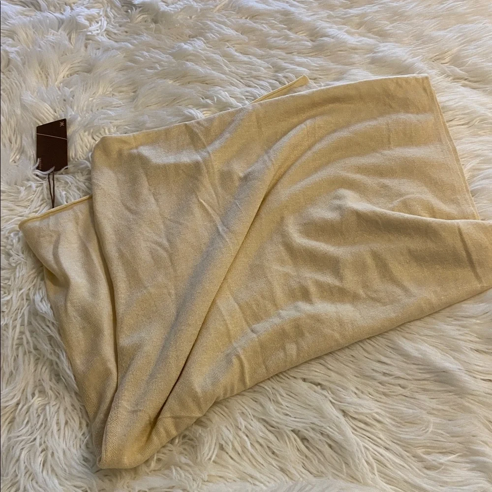 KERISMA WOOL  Elegant Cream Poncho on size length 35” wide 20” - Picture 4 of 8